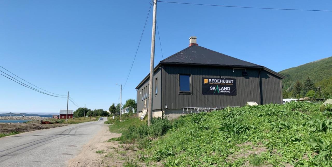 BEDEHUSET Basecamp Senja Hotel Skaland Eksteriør billede